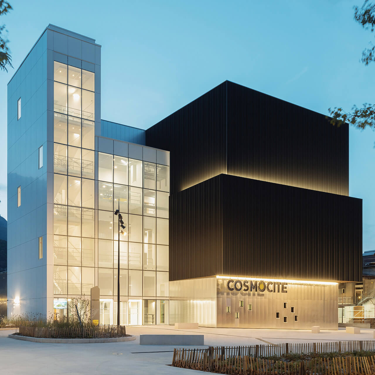 Le centre scientifique Cosmocité à Pont-de-Claix préserve la mémoire industrielle de son implantation | Archello.com
