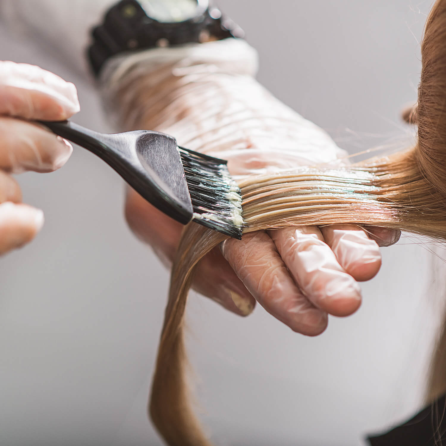 hairdresser-is-dying-female-hair